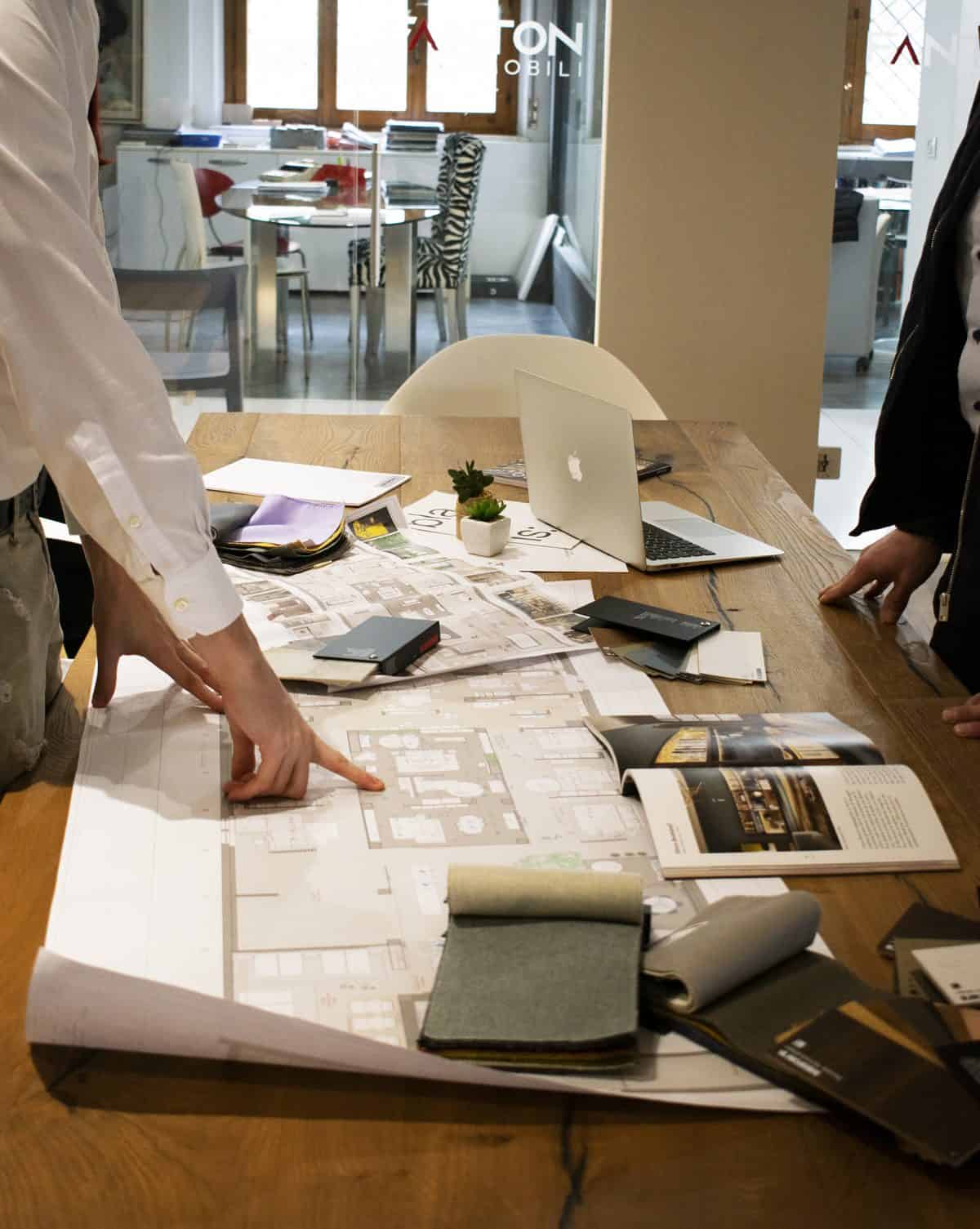 Interior designer Fanton durante la progettazione