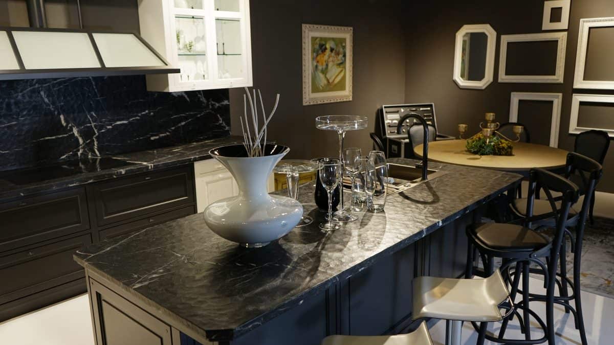 Showroom Fanton Mobili: materiali