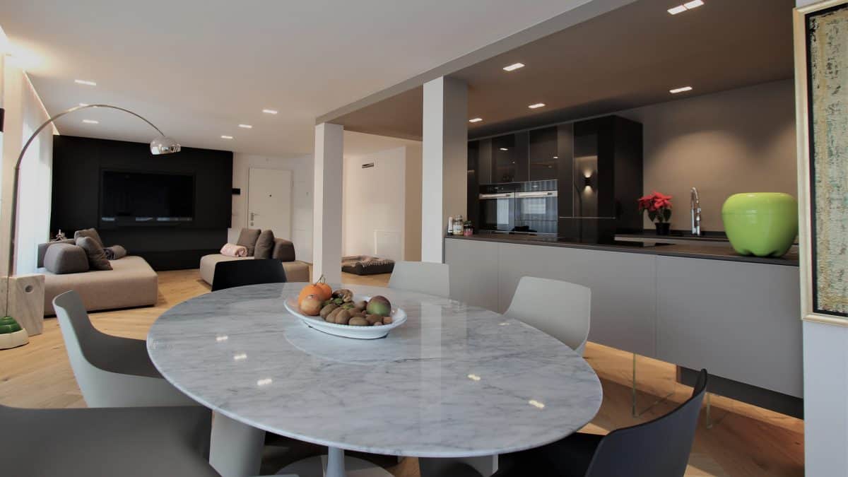 Sala da pranzo con cucina e living sullo sfondo