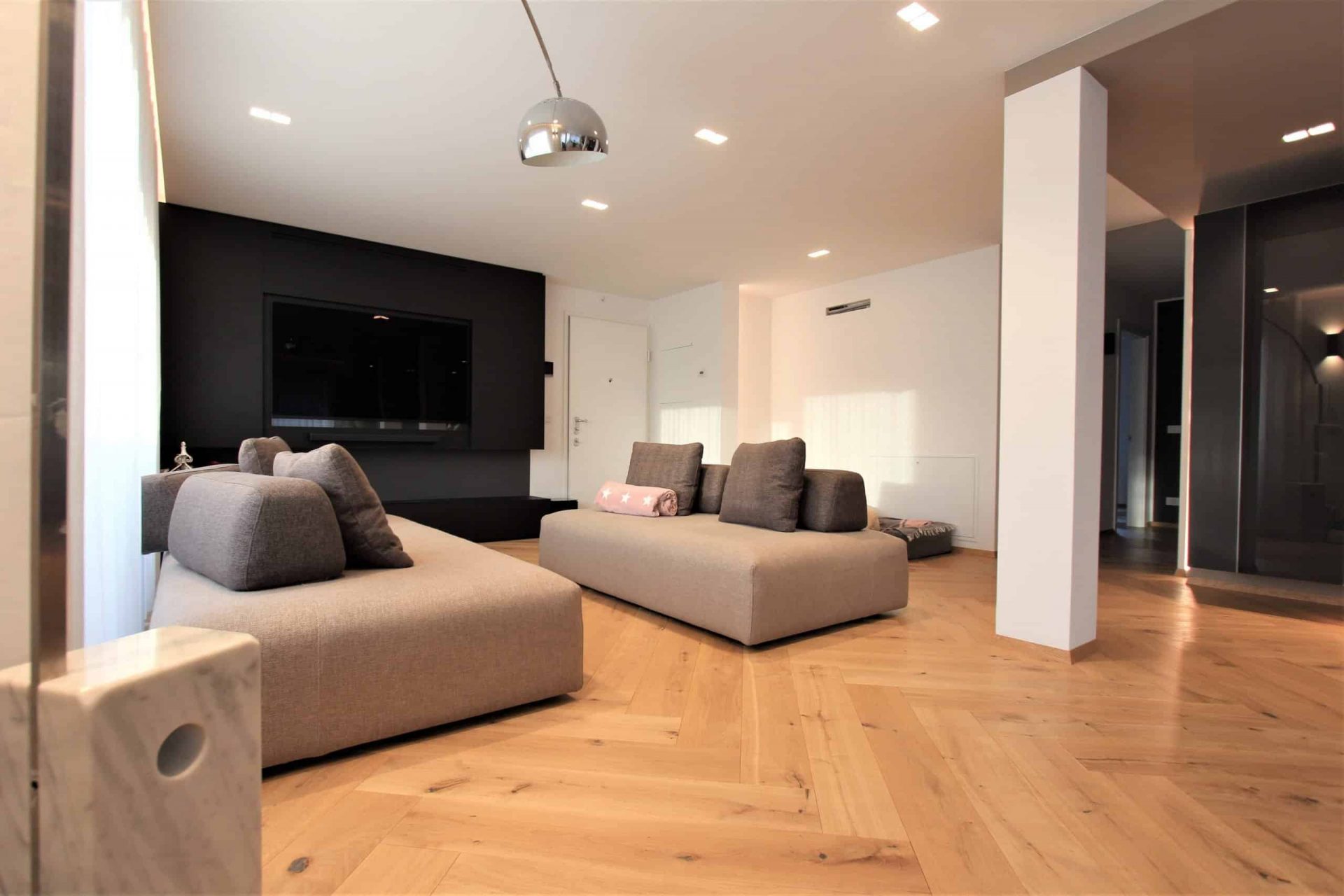 Living dell’attico con divani e parete TV