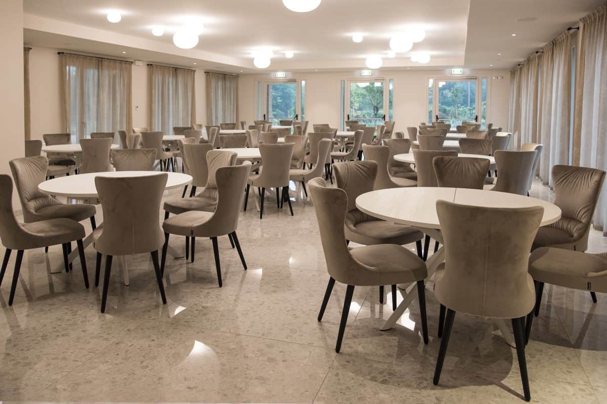 Sala ristorante del Relais Maria Vittoria con tavoli rotondi e sedute coordinate