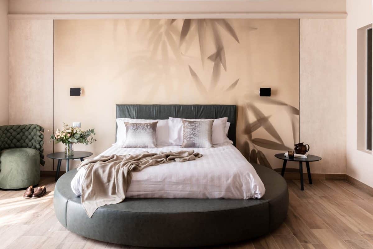 Camera del Relais con letto circolare e parete decorata