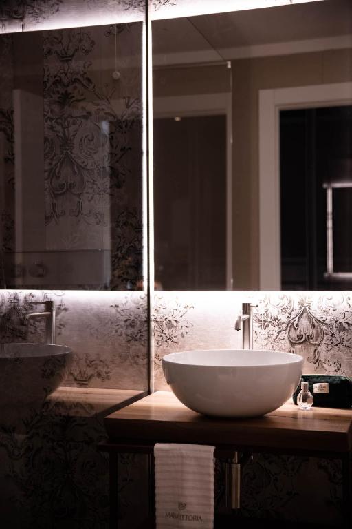 Bagno del Relais con lavabo da appoggio e specchio retroilluminato
