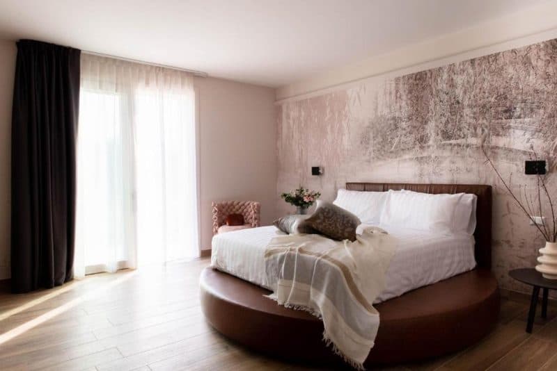Camera del Relais con letto circolare e parete ispirata al paesaggio