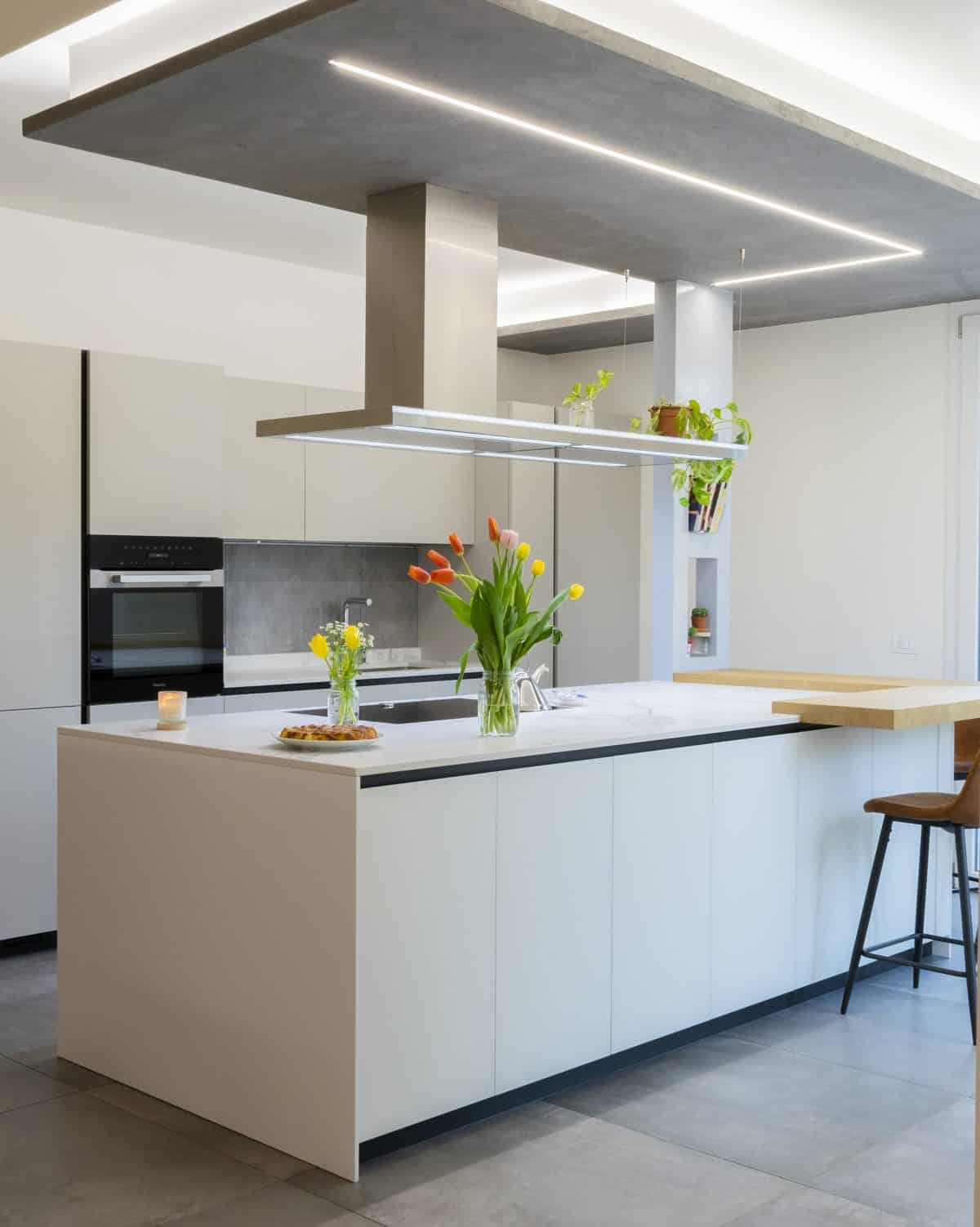 Isola della cucina sotto il controsoffitto illuminato