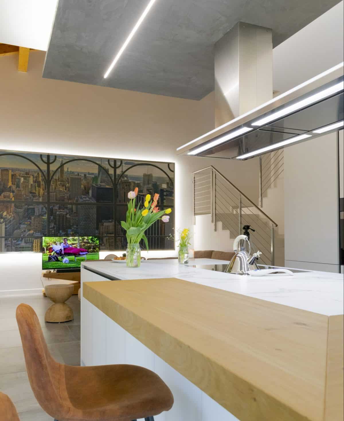 Dettaglio del banco in legno e dell’illuminazione della cucina